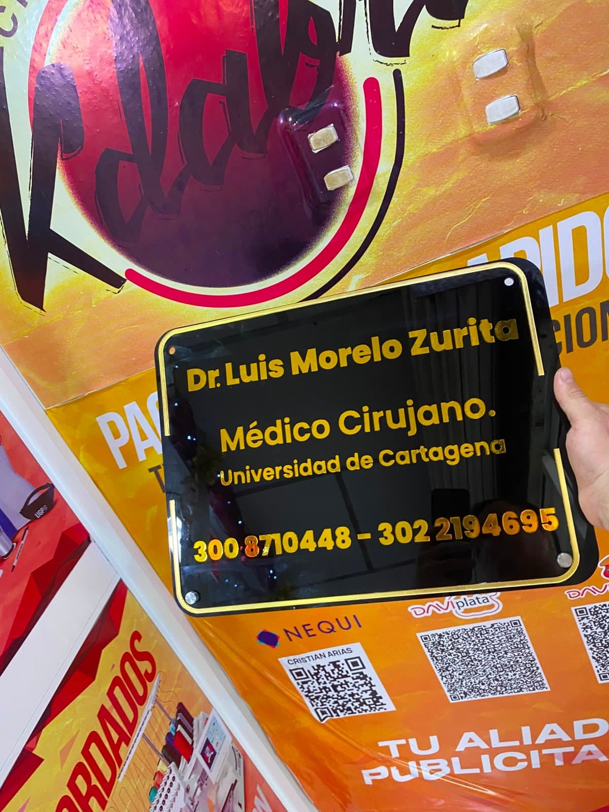 Aviso cuadrado en acrilico (35x35)