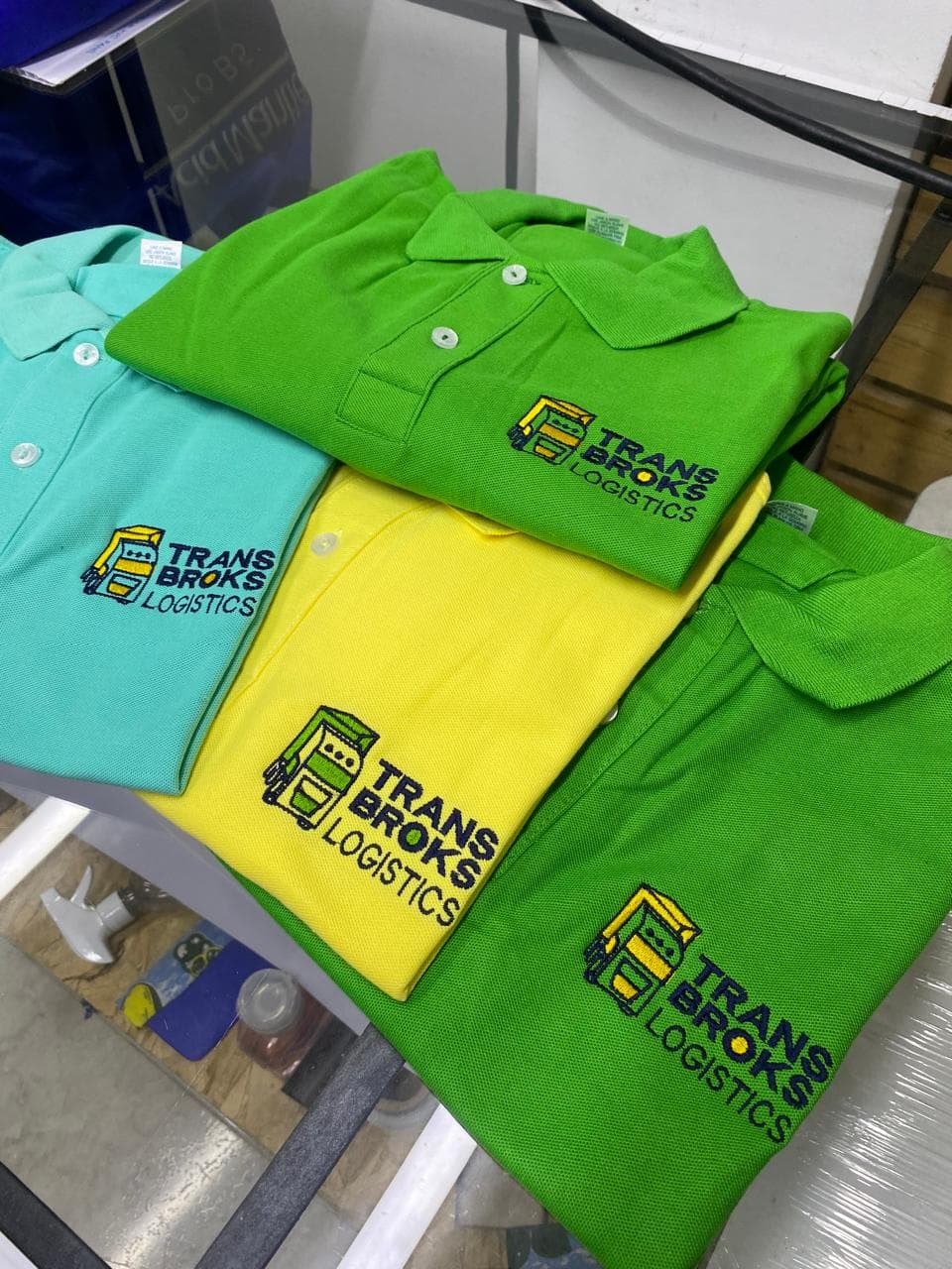 Sueter tipo polo con bordado